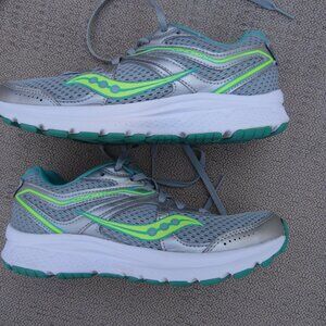 SAUCONY WOMENS SIZE 6 RUNNING SHOES